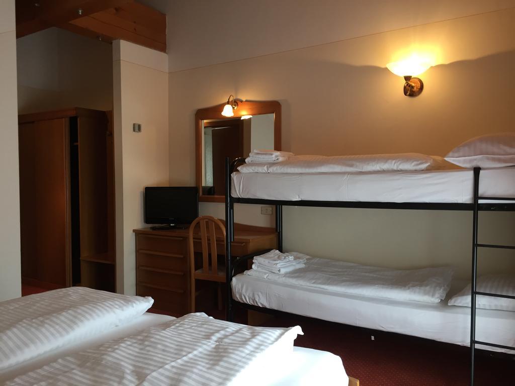 Hotel Collini Pinzolo Værelse billede